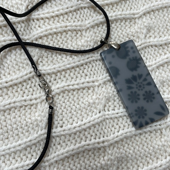 Necklace. Floral. Lobster claw, silver toned clasp. Black and gray. 11.5” long. - Picture 2 of 6